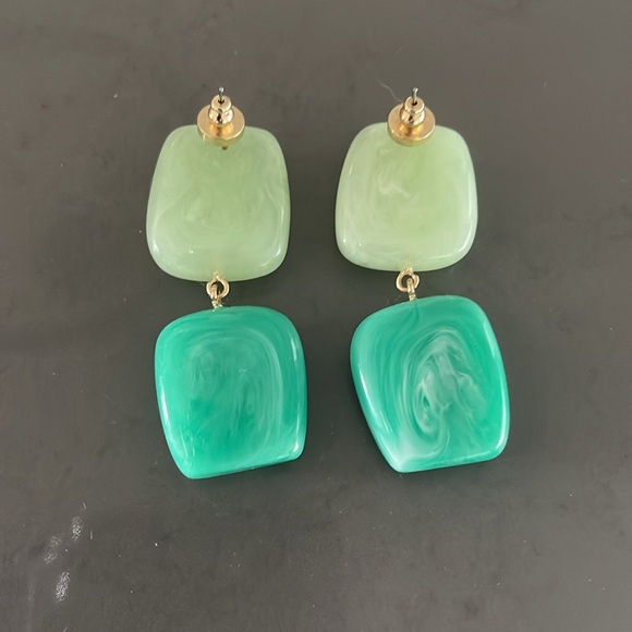 Elegant Green Dangle Earrings - Picture 2 of 3